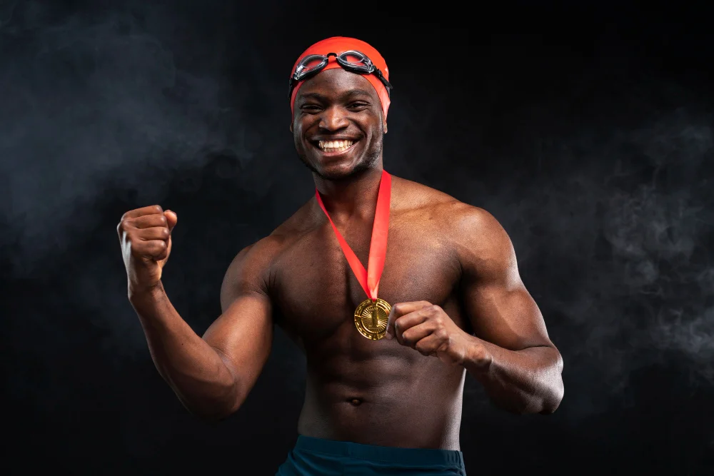 atleta com uma medalha comemorando